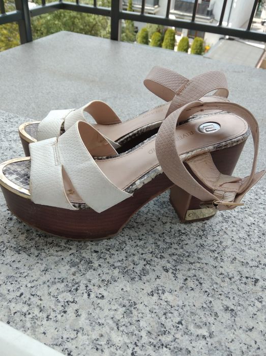 Białe sandały słupek platforma 38 River Island