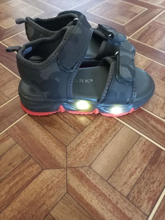 НОВІ дитячі босоніжки з підсвіткою 27 розмір