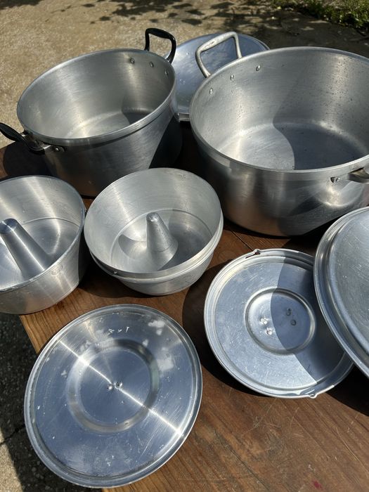 Tachos em alumlnio e duas formas tambem em aluminio