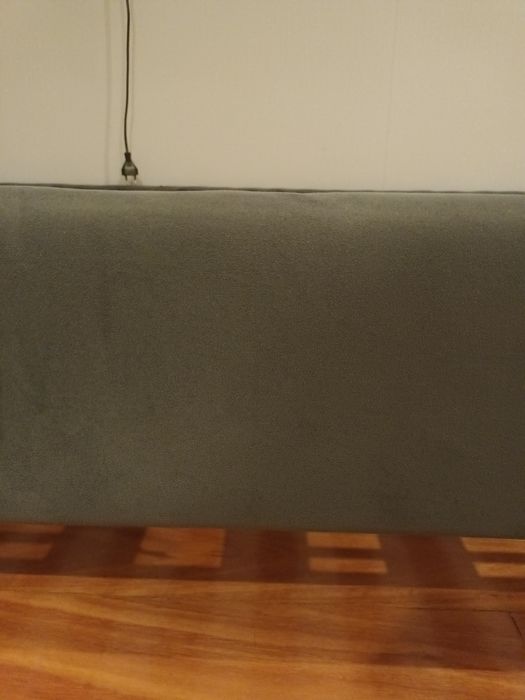 Cama com estrado,estufada em tecido veludo cinza
