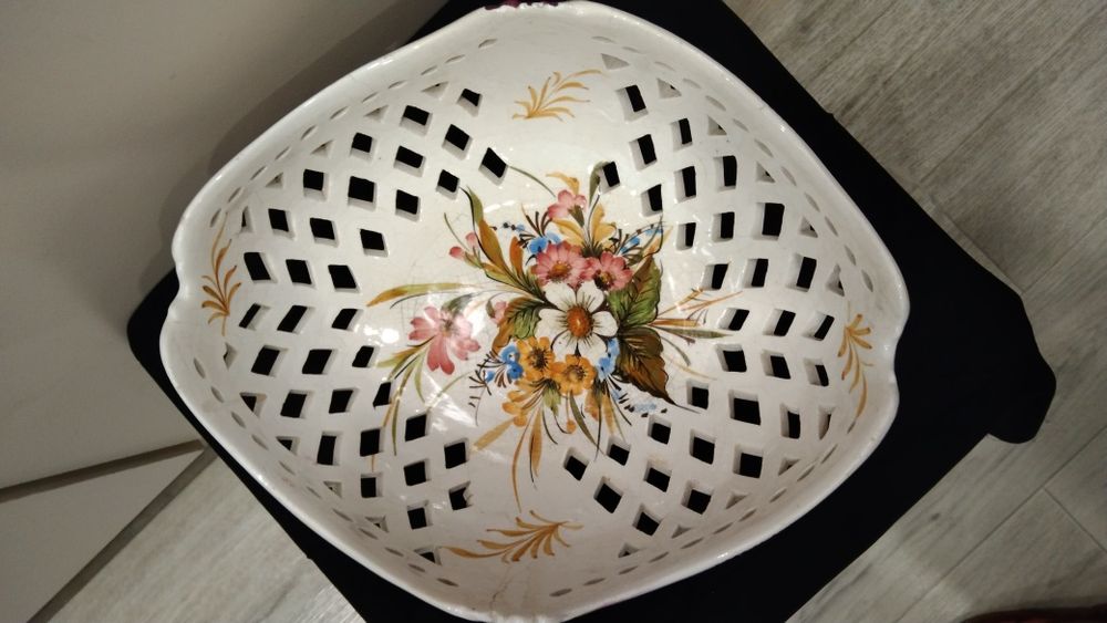 Вазы фруктовницы,тарелки.