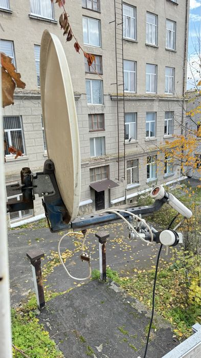 Сателітарна антена на 3 головки і приставка