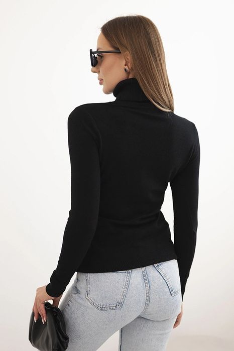 Czarny sweter damski z golfem dopasowany długi rękaw z wiskozy