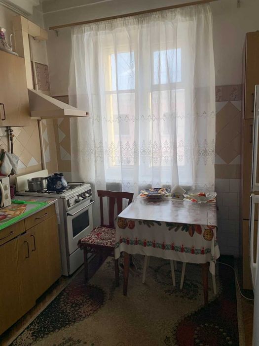 Продаю  велику 2кімнатну квартиру в р-ні пл.Молоді, розглядаю продаж за сертифікати