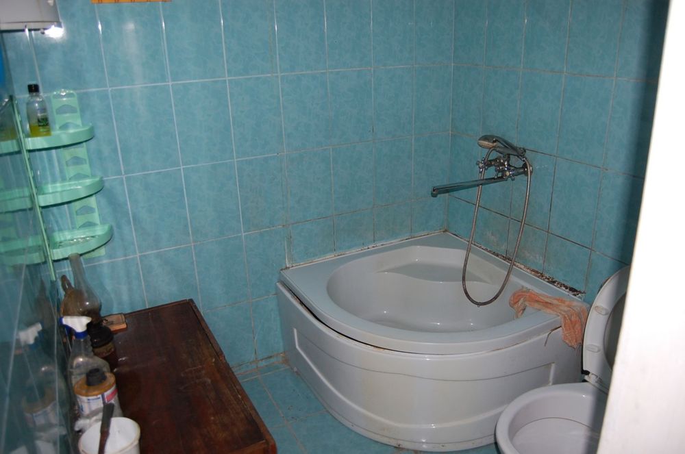 Продам 1/2 будинку та 5сот.земельна ділянка .