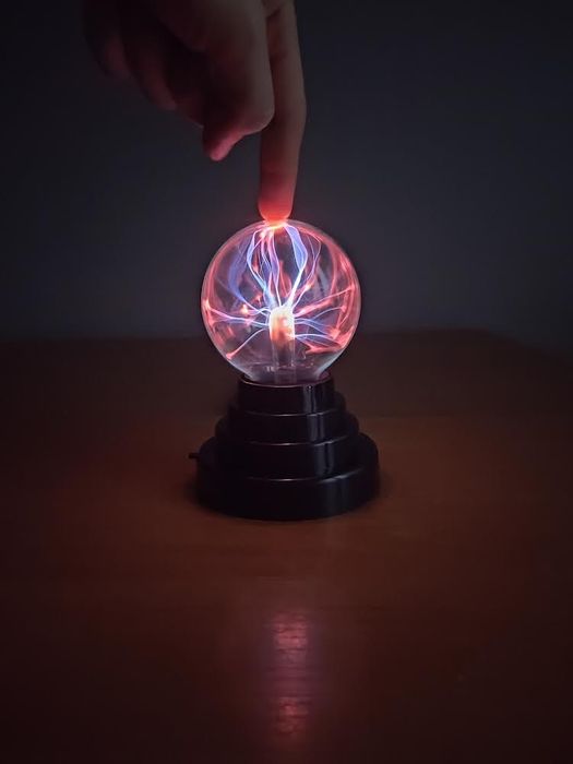 Плазмова куля з блискавками/Плазменный шар с молниями/куля Тесла