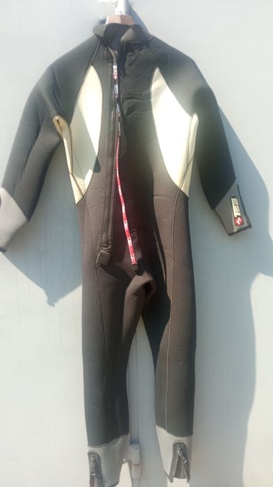мокрый костюм для дайвинга р 48-50.рост 160- 170