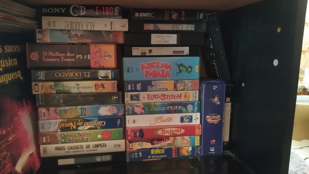 EM PORTUGUÊS Cassetes VHS desenhos animados e documentários