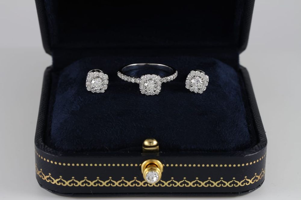 Золотое кольцо с бриллиантами в стиле Tiffany
