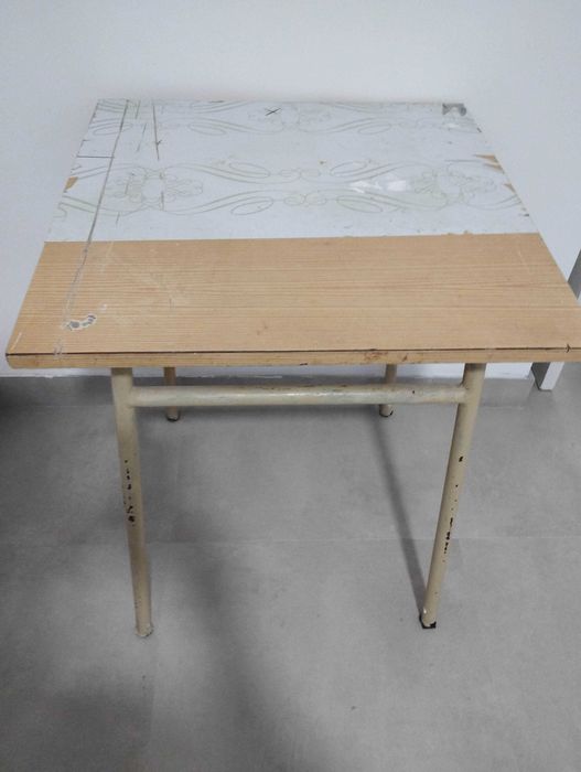 Mesa clássica, de design industrial, robusta