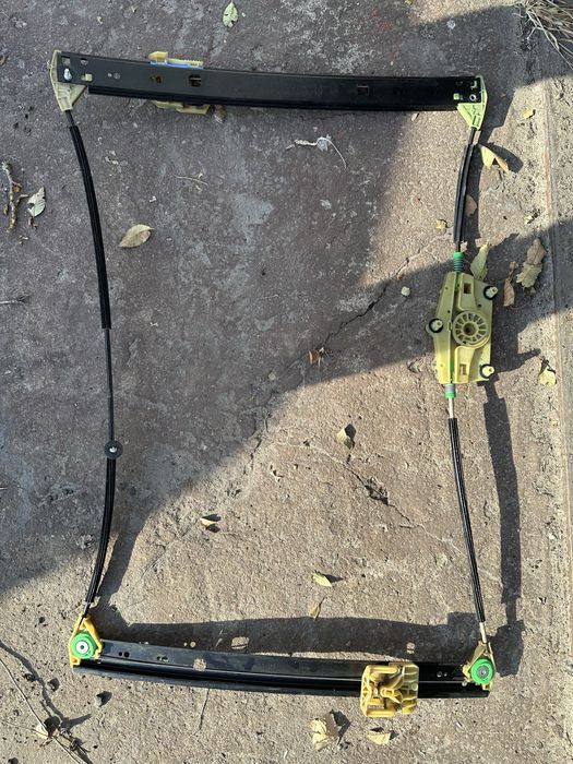 Скопідіймач стеклоподъемник audi q7 правий задний пасажирский