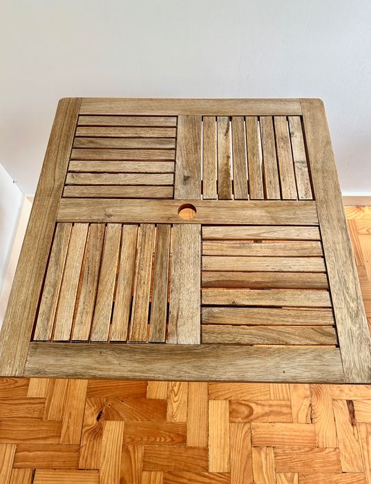 Mesa de jardim em madeira