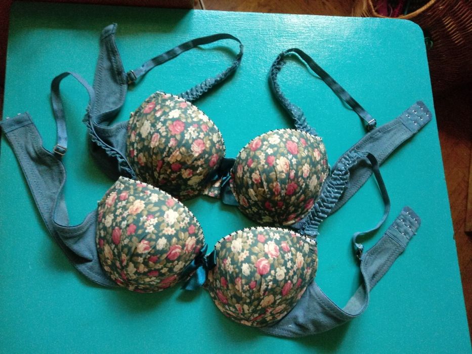 Zestaw dwóch biustonoszy w różyczki; size : 34/75