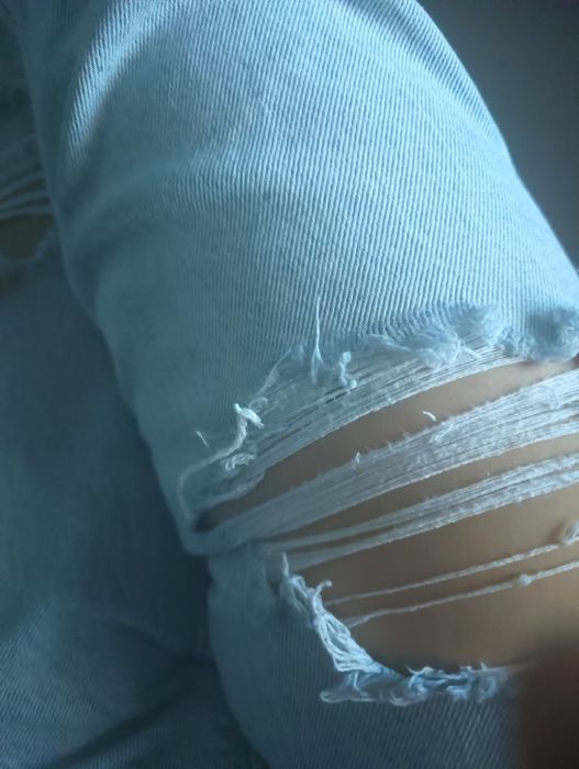 Spodnie rurki z dziurami