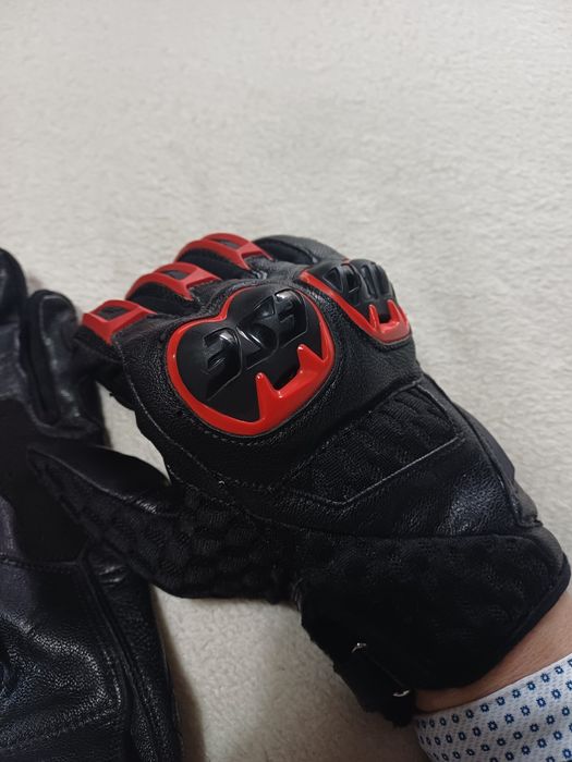 Luvas em pele da marca Dainese