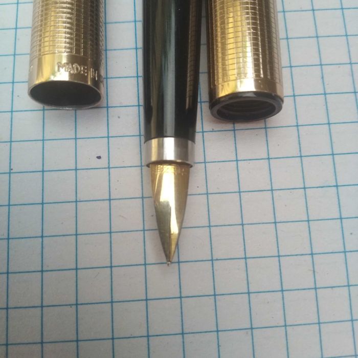 Ручка з золотим пером