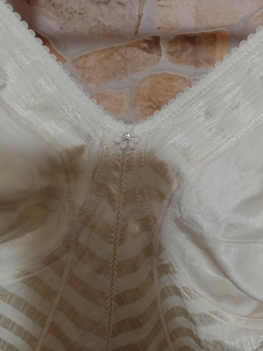 (85D) (38/M) Bogato zdobione Body modelujące z Londynu