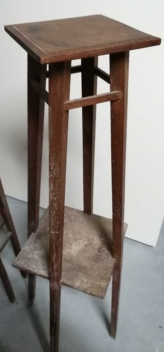 coluna vintage de madeira para flores