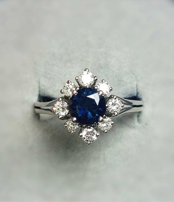 Złoty pierścionek z szafirem i diamentami (2176)