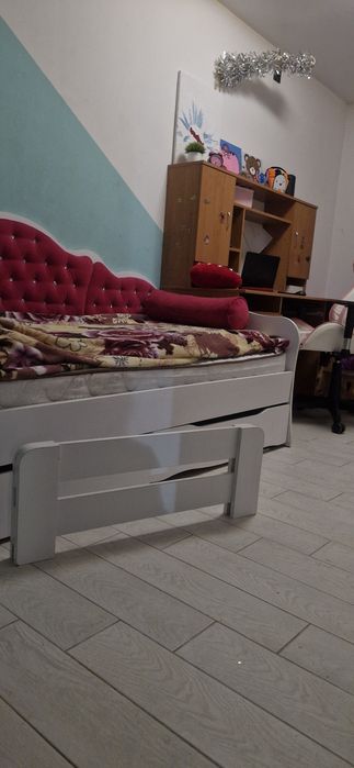 Продам ЛІЖКО  з рожевою мʼякою спинкою та бортиком!