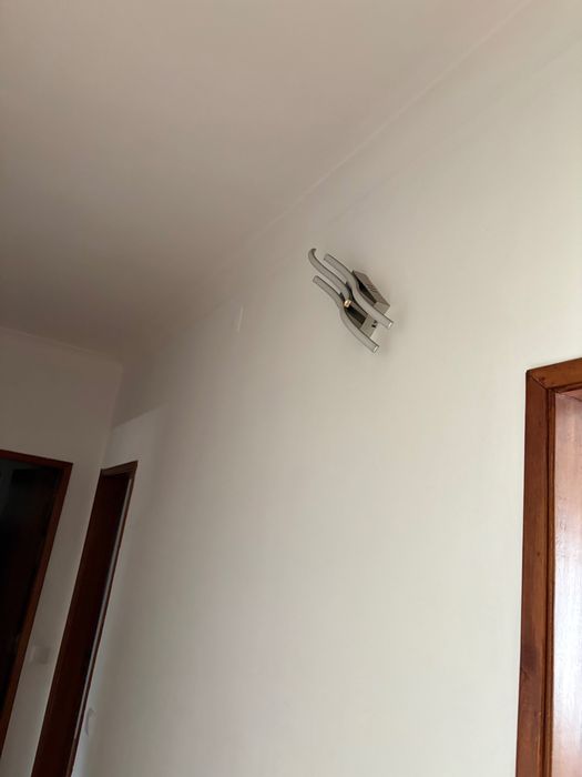 Mesa de centro oferecida via WhatsApp ou envie uma mensagem para o casal, sem português.