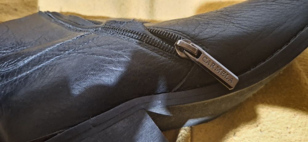 Sapatos de salto Carmela pretos

Bom estado 38 Carmela Preto