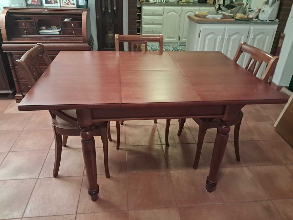 Mesa de jantar, em cerejeira