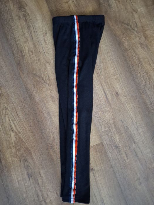 Czarne leginsy z lampasami  128 cm dla dziewczynek