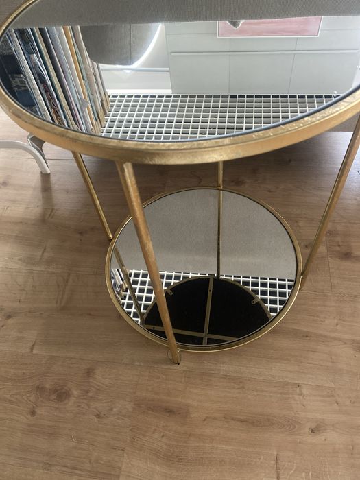 Mesa de apoio dourada