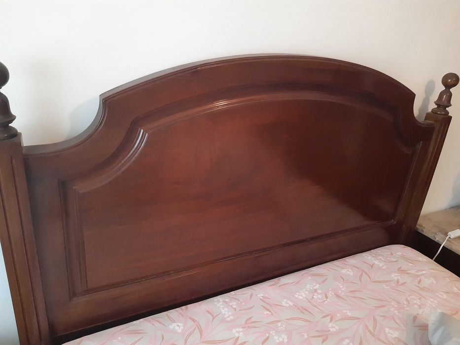Mobília quarto casal, mogno, cama+cómoda+cadeira+2 mesas cab.+Colchão