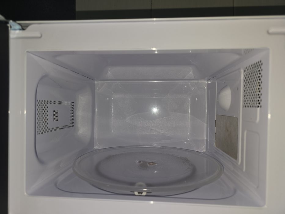 Frigorífico e microondas