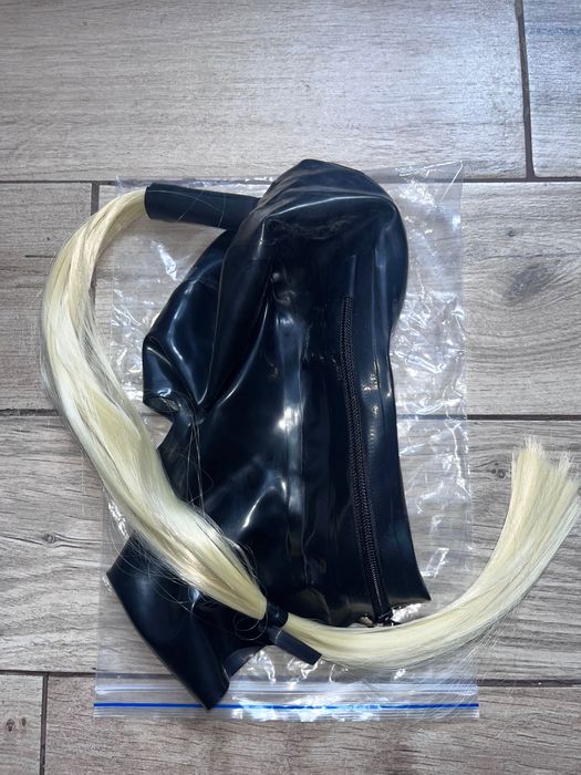 868/ OD RĘKI Foto Teatr Kostium Karnawał Maska M lateks 0,4 blond ogon