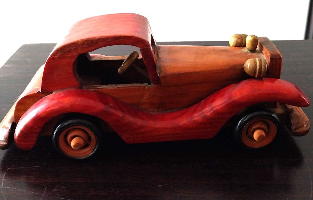 miniatura automóvel em madeira, evocativo do Citröen Arrastadeira