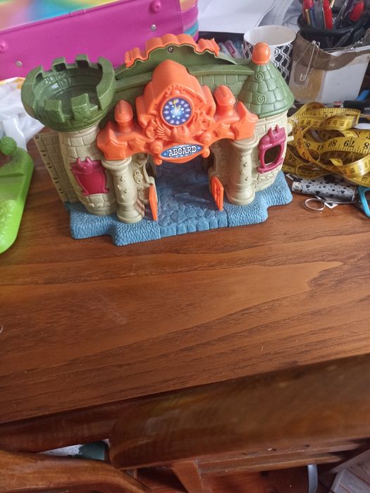 2 casinhas para brincar para oferecer às suas meninas, estão a funcion