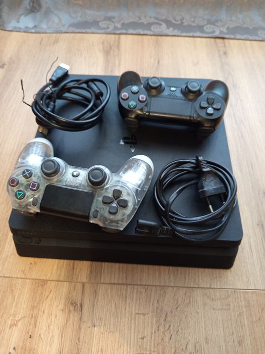 Sprzedam Ps4 używany w bardzo dobrym stanie z dwoma padami