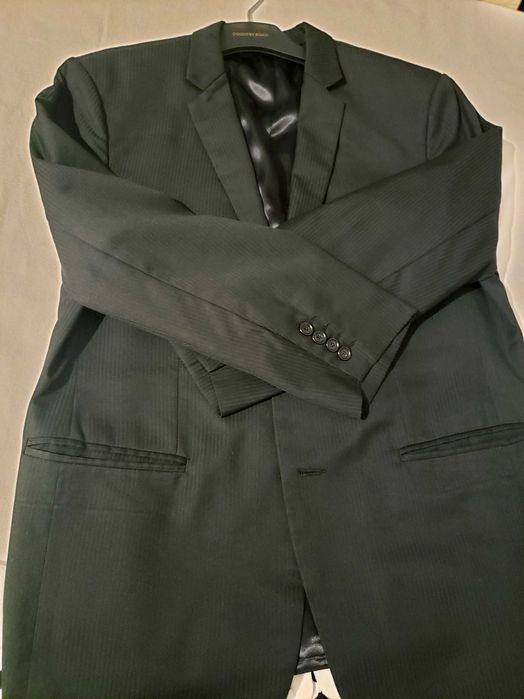 Casaco fato preto com uma risquinha