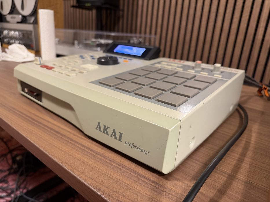 Vendo Akai MPC 2000XL em perfeito estado