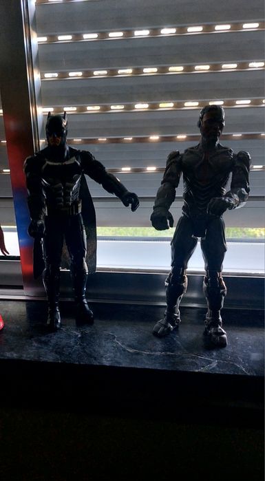 Três figuras cyborg spider-man Batman.436768204517560321
