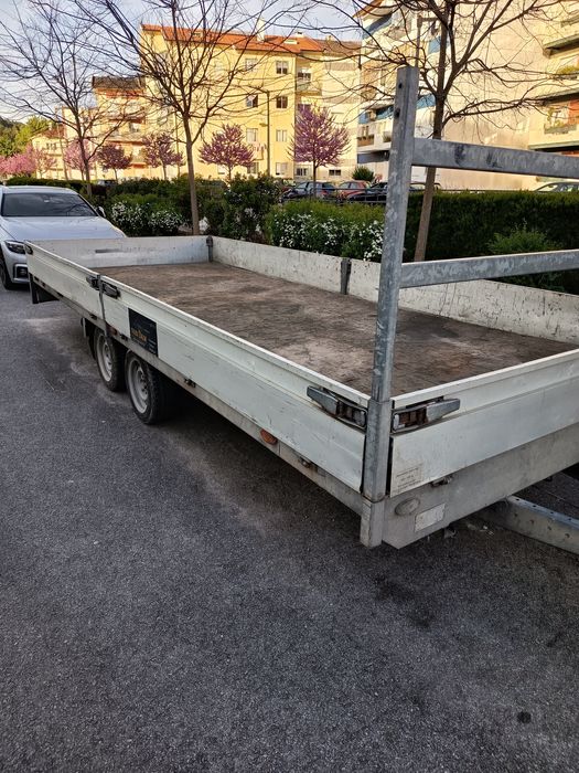 Atrelado grande de 2 eixos