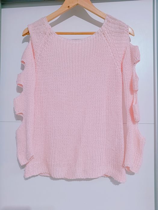 Sweter z dziurawymi rękawami