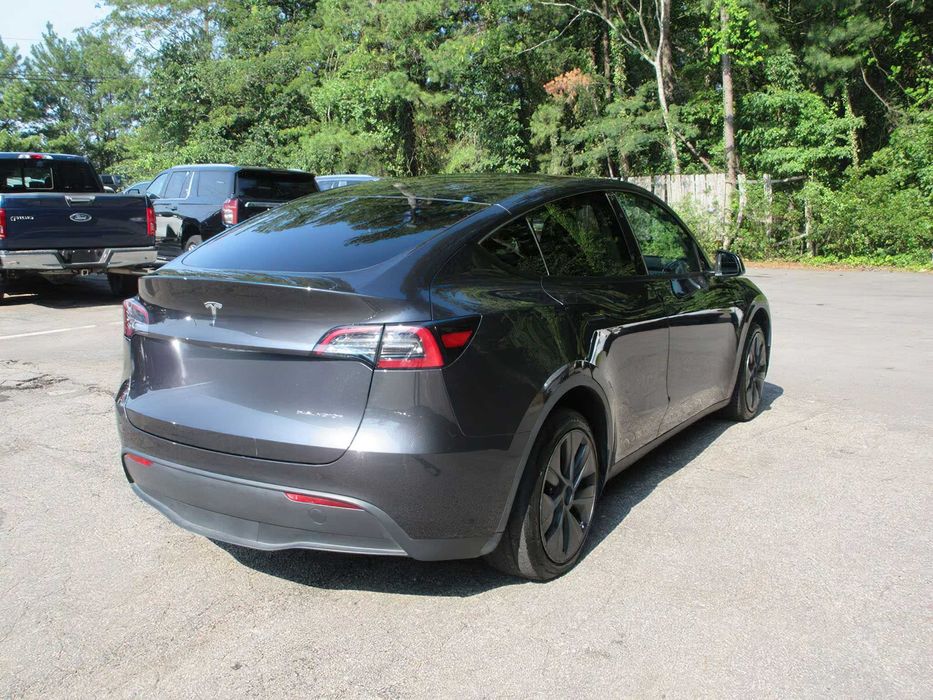 Tesla Model Y Long Range      2025