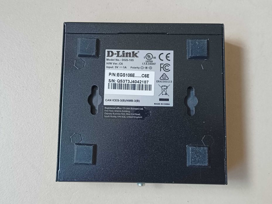 D-Link DGS-105 Gigabit Switch, 1 Gbps – 5 Ports – Like New64752417419907122