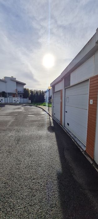 Garagem Box para arrendamento no Estoril