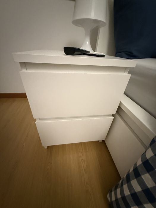 Vendo cama e uma mesinah linha Malm Ikea