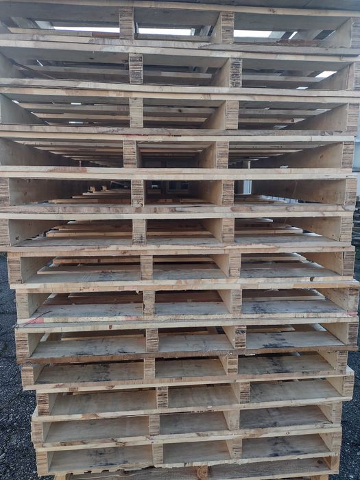 sprzedaję plastikowe i drewniane palety