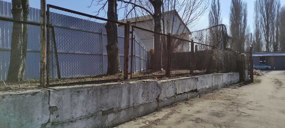 Паркан, забор, секції огорожі з сітки рабиці обрамлені кутиком
