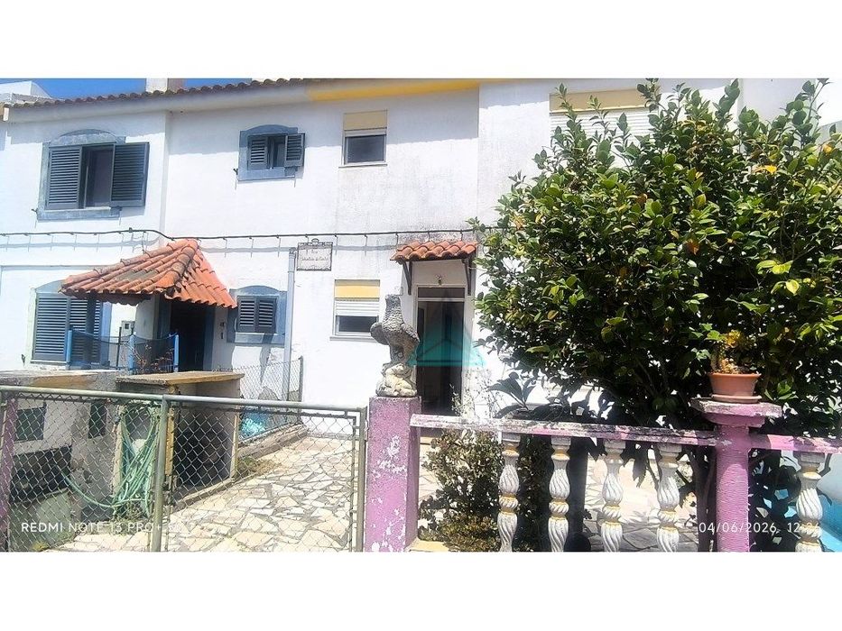 Moradia T3 com Garagem, Terraço e Logradouro em S. Simão, Azeitão