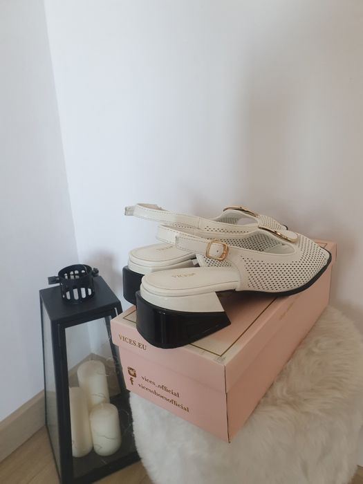 Białe sandały na słupku