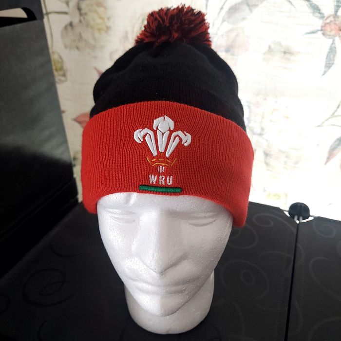 Зимняя шапка  модель Macron Wales WRU Pom Pom Beanie