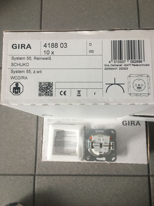 Gniazdka Gira pojedyńcze.